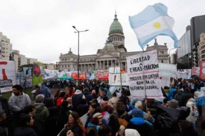 congreso-vallado-y-bajo-la-lluvia:-crece-la-protesta-mientras-el-senado-debate-la-ley-de-propiedad-privada