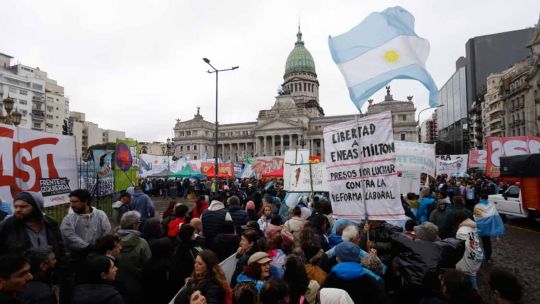 congreso-vallado-y-bajo-la-lluvia:-crece-la-protesta-mientras-el-senado-debate-la-ley-de-propiedad-privada