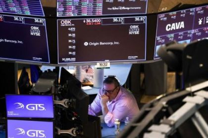 wall-street-opera-sin-rumbo:-caen-las-tecnologicas-y-el-mercado-espera-senales-de-iran-y-del-empleo-en-eeuu.