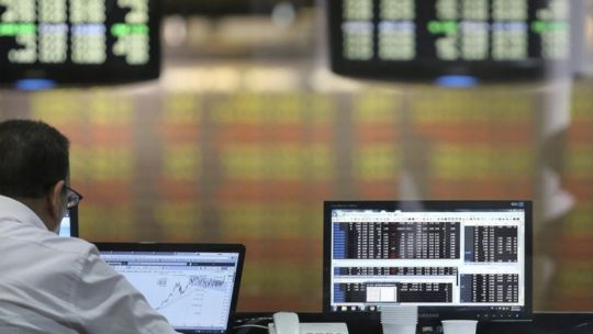 mercados-en-alerta:-sube-el-riesgo-pais,-caen-los-bonos-y-crece-la-demanda-de-dolares