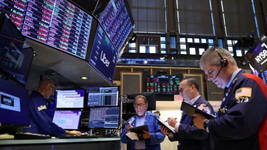 el-riesgo-pais-escala-a-446-puntos-tras-una-jornada-de-toma-de-ganancias-en-wall-street
