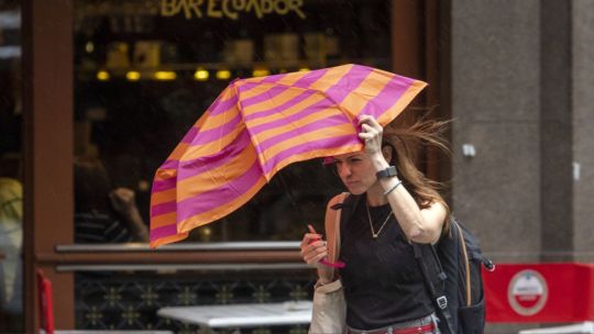 el-cielo-se-cae-a-pedazos:-un-feroz-temporal-tapo-las-calles-de-agua-y-dejo-a-miles-a-oscuras-en-el-amba