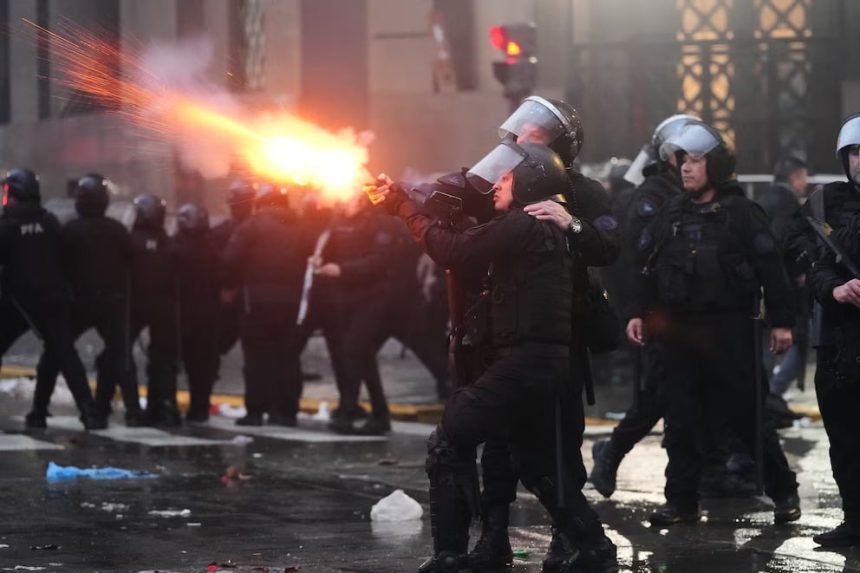 hubo-graves-incidentes-frente-al-congreso-entre-policias-y-manifestantes-en-la-marcha-contra-la-ley-de-propiedad-privada: 12-detenidos-y-cuatro-efectivos-heridos
