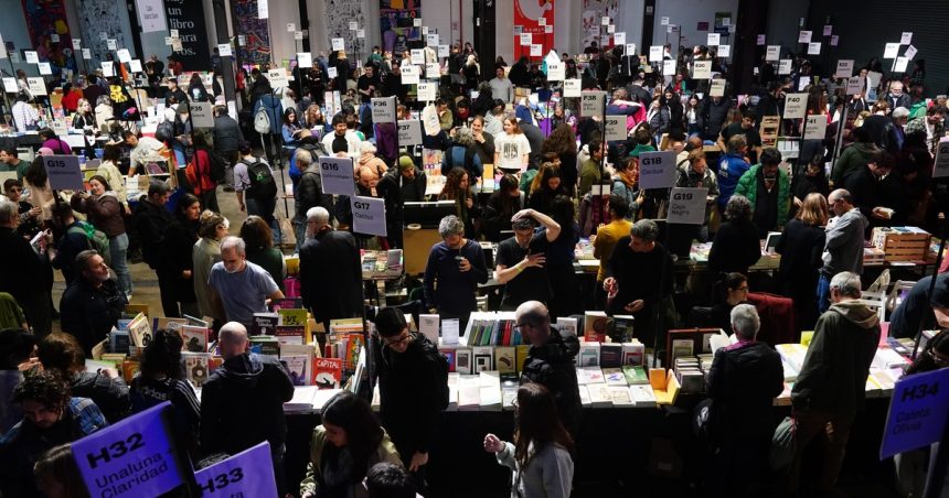 la-tormenta-y-la-marcha-al-congreso-se-hicieron-sentir-en-el-primer-dia-de-la-feria-de-editores