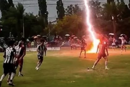 un-rayo-cayo-en-partido-del-ascenso-y-termino-en-tragedia