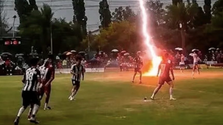 un-rayo-cayo-en-partido-del-ascenso-y-termino-en-tragedia