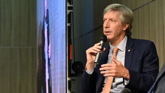 santiago-bausili-sostiene-el-status-quo-y-advierte-que-persisten-los-riesgos-para-levantar-el-cepo-a-las-empresas