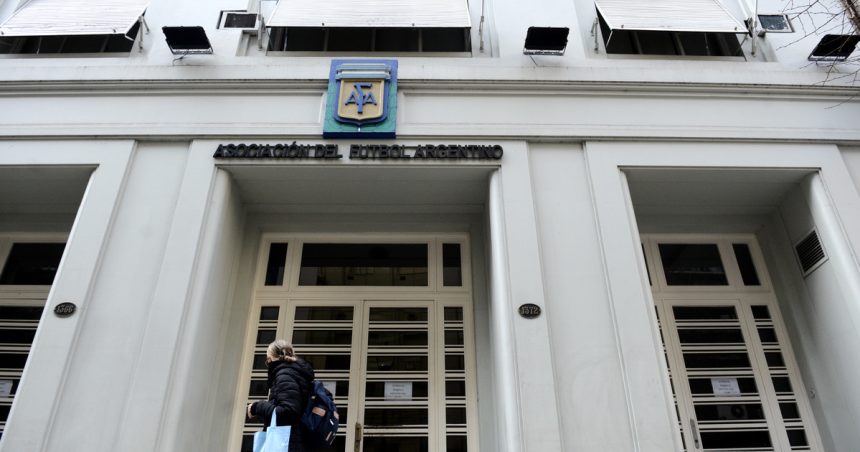 reves-para-tapia-y-toviggino:-un-juez-califico-de-“una-mera-formalidad-y-ficcion-juridica”-el-cambio-de-domicilio-de-la-afa