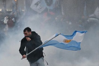 protesters-clash-with-police-in-buenos-aires-over-private-property-bill