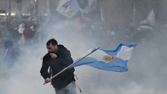 protesters-clash-with-police-in-buenos-aires-over-private-property-bill