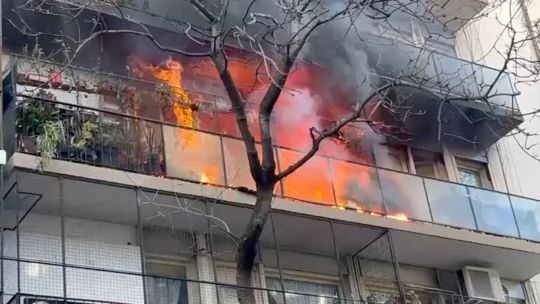 se-incendia-un-edificio-lindero-a-la-casa-de-cristina-kirchner:-dos-personas-fueron-trasladadas