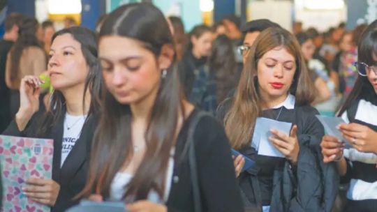7-de-cada-10-jovenes-de-entre-16-a-24-anos-tuvieron-que-pedir-plata-prestada-para-poder-llegar-a-fin-de-mes