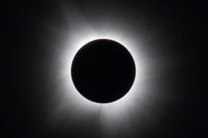 eclipse-solar-total-del-12-de-agosto:-la-trayectoria-generara-una-ilusion-optica-en-los-mapas