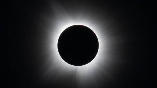 eclipse-solar-total-del-12-de-agosto:-la-trayectoria-generara-una-ilusion-optica-en-los-mapas