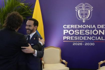 “el-tigre-y-el-leon”:-el-euforico-cruce-entre-milei-y-el-nuevo-presidente-de-colombia-bajo-un-clima-de-maxima-tension