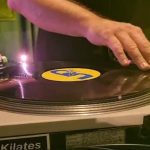 el-dj-tato-piatti-corono-la-propuesta-de-misiones-disena-en-negocios,-arte-y-vinos-con-su-envolvente-coleccion-de-vinilos