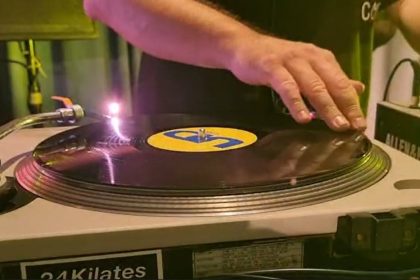 el-dj-tato-piatti-corono-la-propuesta-de-misiones-disena-en-negocios,-arte-y-vinos-con-su-envolvente-coleccion-de-vinilos