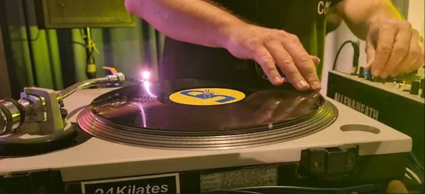 el-dj-tato-piatti-corono-la-propuesta-de-misiones-disena-en-negocios,-arte-y-vinos-con-su-envolvente-coleccion-de-vinilos