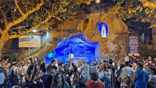 concurrir-al-templo:-del-consuelo-espiritual-a-la-ayuda-para-comer