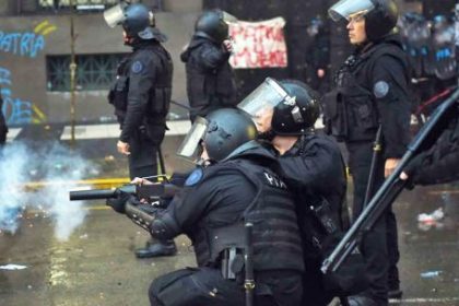 afuera-del-palacio,-la-calle-volvio-a-ser-escenario-de-una-feroz-represion-contra-la-protesta