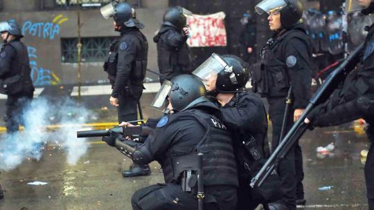 afuera-del-palacio,-la-calle-volvio-a-ser-escenario-de-una-feroz-represion-contra-la-protesta