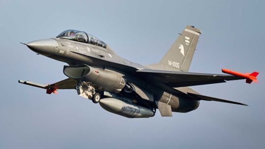 los-aviones-f-16-sobrevolaran-el-centro-porteno-y-el-lunes-participaran-de-la-celebracion-de-la-fuerza-aerea