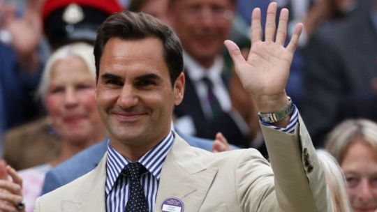 el-rey-del-cesped-sagrado:-roger-federer-y-su-idilio-eterno-con-la-catedral-de-wimbledon