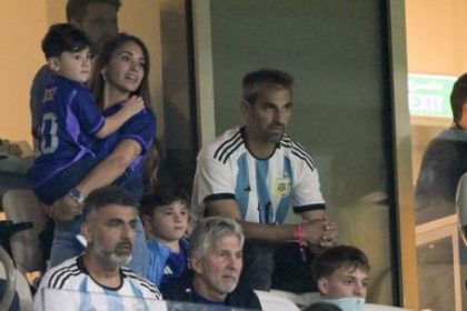 lionel-messi-llega-a-rosario-a-las-20.30:-habria-velatorio-intimo-de-jorge-messi,-sin-acceso-al-publico