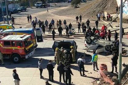 un-muerto-y-varios-heridos-tras-un-choque-multiple-en-mendoza:-dos-autos-cayeron-de-un-puente