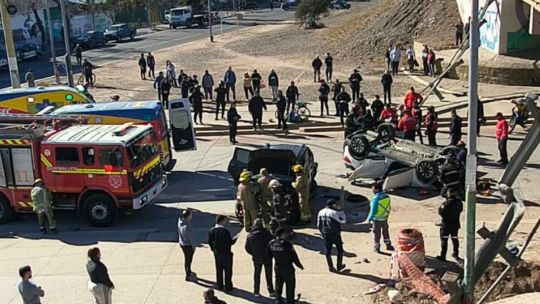 un-muerto-y-varios-heridos-tras-un-choque-multiple-en-mendoza:-dos-autos-cayeron-de-un-puente