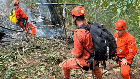 cuatro-personas-murieron-al-caer-un-helicoptero-en-una-zona-boscosa-de-rio-de-janeiro