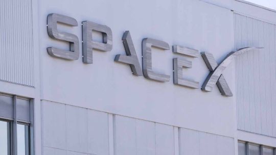 impactantes-fotos-revelaron-el-nuevo-crater-lunar-dejado-por-un-cohete-de-spacex-estrellado-sin-control