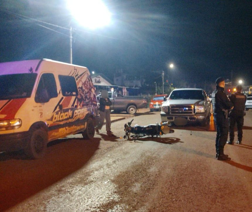 una-colision-entre-una-camioneta-y-una-motocicleta-dejo-a-un-adolescente-lesionado-en-leandro-n.-alem