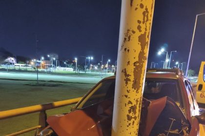 posadas-|-despisto-con-su-automovil,-impacto-contra-un-poste-de-alumbrado-publico-y-termino-hospitalizado