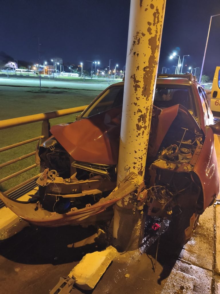 posadas-|-despisto-con-su-automovil,-impacto-contra-un-poste-de-alumbrado-publico-y-termino-hospitalizado