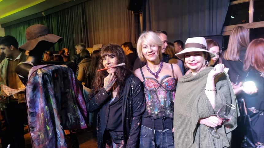 maryan-gonzalez-y-ofelia-cendra-presentaron-su-arte-intervenido-en-el-evento-negocios,-arte-y-vinos:-“nos-fascina,-por-eso-participamos-siempre”