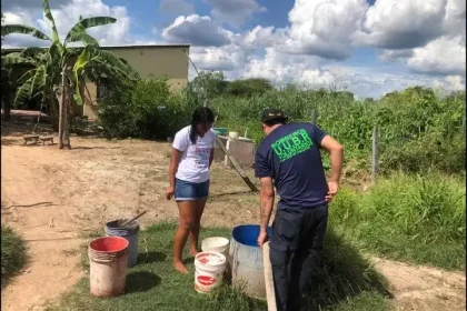 ante-escasez-de-agua,-bomberos-distribuyen-agua-en-san-jose