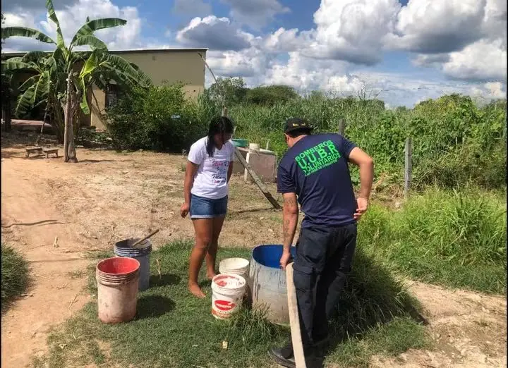 ante-escasez-de-agua,-bomberos-distribuyen-agua-en-san-jose