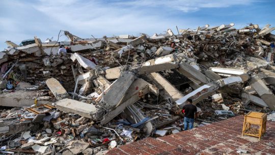 un-fuerte-terremoto-de-magnitud-7,4-sacudio-colombia:-hay-al-menos-18-muertos,-derrumbes,-heridos-y-danos