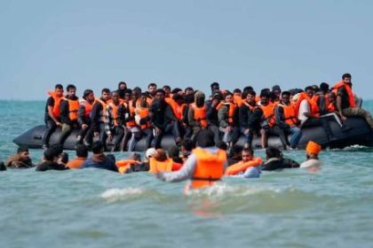 230-migrantes-llegaron-a-reino-unido-tras-cruzar-el-canal-de-la-mancha-en-un-bote-inflable