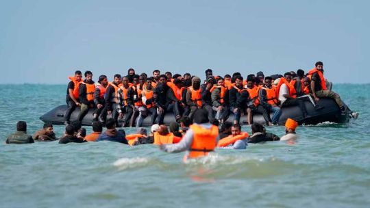 230-migrantes-llegaron-a-reino-unido-tras-cruzar-el-canal-de-la-mancha-en-un-bote-inflable