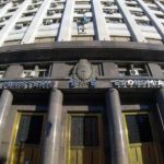 el-tesoro-vuelve-al-mercado:-enfrenta-vencimientos-por-$4,5-billones-y-busca-sumar-dolares-con-el-bonar-2029