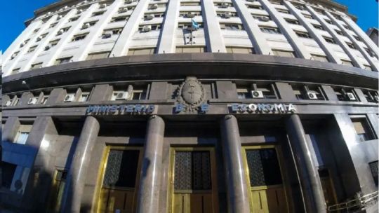 el-tesoro-vuelve-al-mercado:-enfrenta-vencimientos-por-$4,5-billones-y-busca-sumar-dolares-con-el-bonar-2029