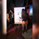 yanina-paredes-llevo-sus-obras-en-boligrafo-y-la-experiencia-de-pintar-en-vivo-a-negocios,-arte-y-vinos