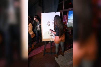 yanina-paredes-llevo-sus-obras-en-boligrafo-y-la-experiencia-de-pintar-en-vivo-a-negocios,-arte-y-vinos