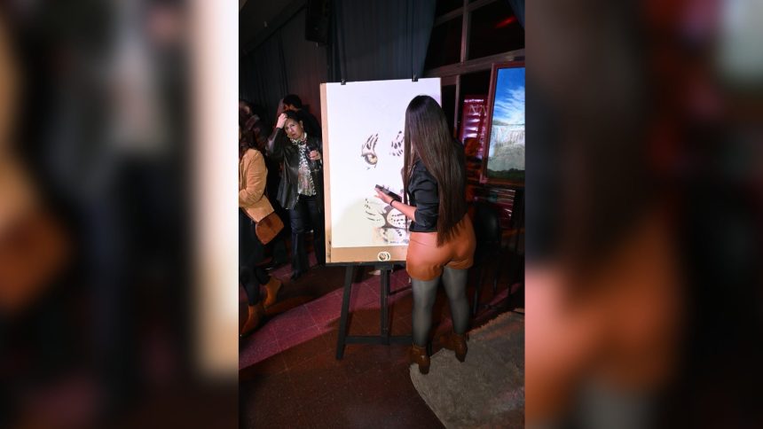 yanina-paredes-llevo-sus-obras-en-boligrafo-y-la-experiencia-de-pintar-en-vivo-a-negocios,-arte-y-vinos