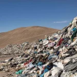 la-moda-rapida-convirtio-el-desierto-de-atacama-en-un-basurero-de-ropa-de-60-mil-toneladas-de-prendas