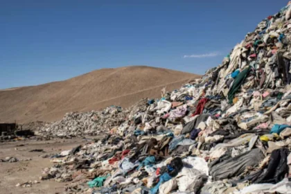 la-moda-rapida-convirtio-el-desierto-de-atacama-en-un-basurero-de-ropa-de-60-mil-toneladas-de-prendas