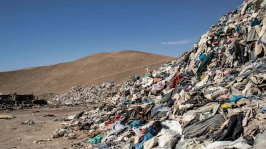 la-moda-rapida-convirtio-el-desierto-de-atacama-en-un-basurero-de-ropa-de-60-mil-toneladas-de-prendas
