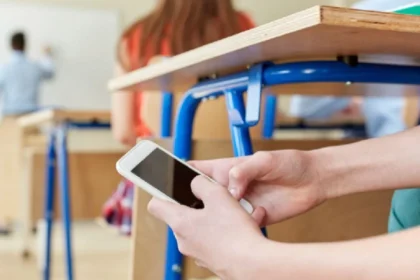 rio-negro-regula-el-celular-y-la-ia-ante-el-impacto-de-la-tecnologia-en-las-aulas